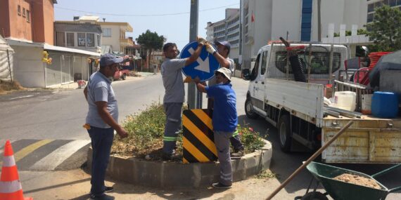 Alanya’da trafik levhası çalışması devam ediyor