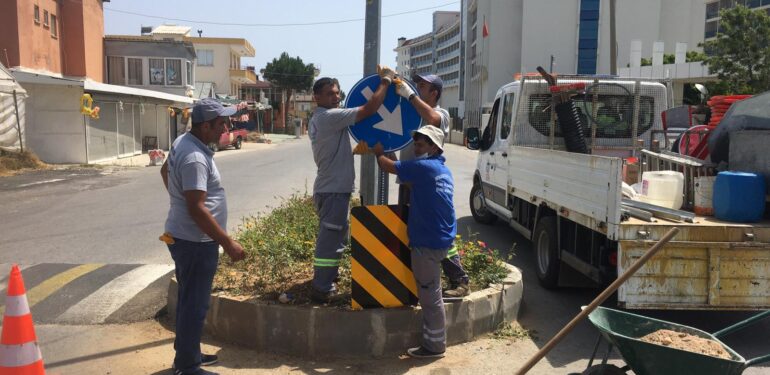 Alanya’da trafik levhası çalışması devam ediyor