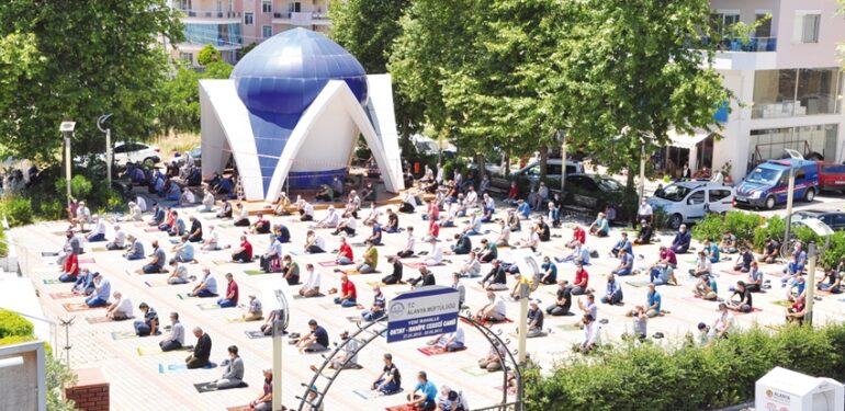 Cuma namazı kılındı