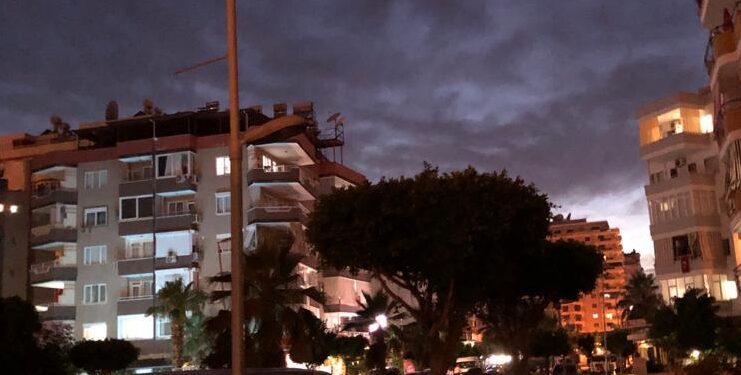 Karanlığa gömüldük!