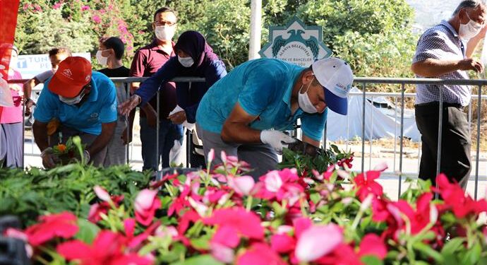 21 MEZARLIKTA 58 BİN ÇİÇEK TOPRAKLA BULUŞTU