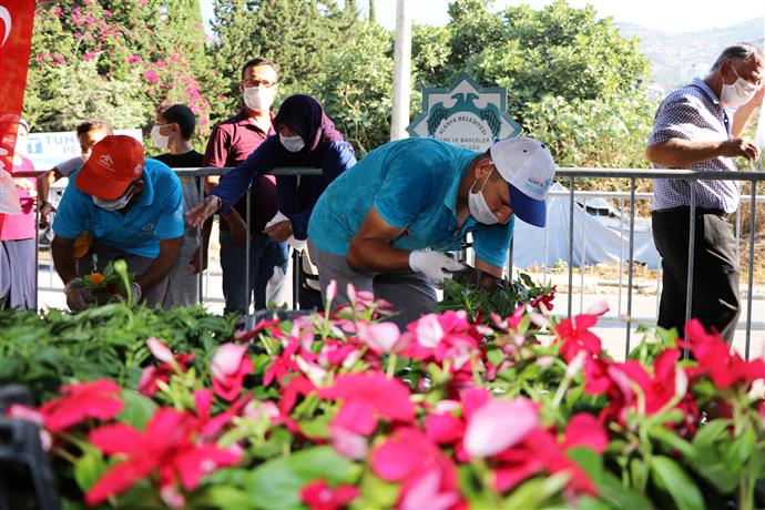21 MEZARLIKTA 58 BİN ÇİÇEK TOPRAKLA BULUŞTU