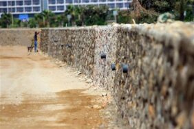 ALANYA BELEDİYESİ BATI ALANYA’YA HİZMET DUVARI ÖRÜYOR