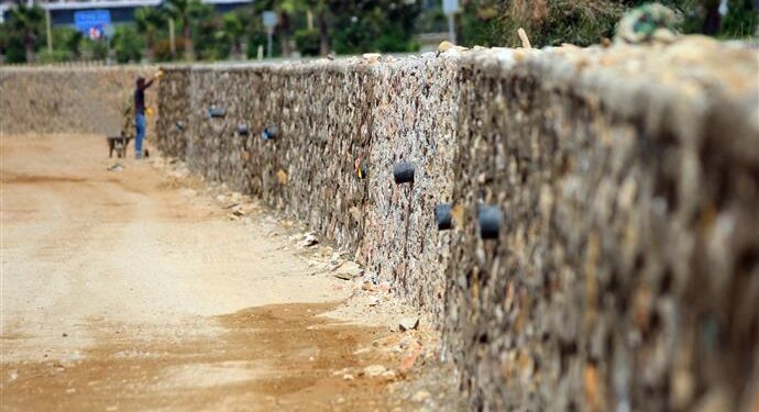 ALANYA BELEDİYESİ BATI ALANYA’YA HİZMET DUVARI ÖRÜYOR