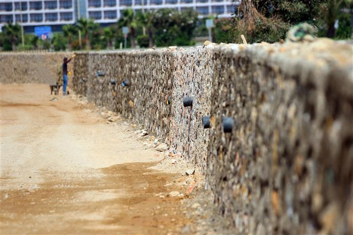 ALANYA BELEDİYESİ BATI ALANYA’YA HİZMET DUVARI ÖRÜYOR