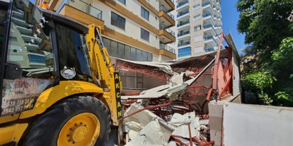 Alanya Belediyesi kaçak büroyu yıktı