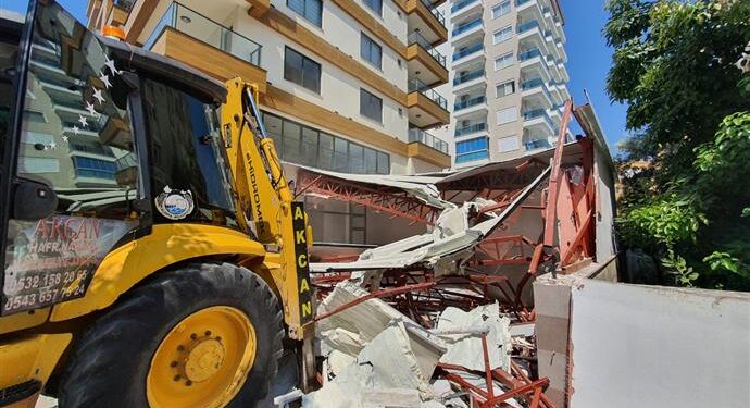 Alanya Belediyesi kaçak büroyu yıktı