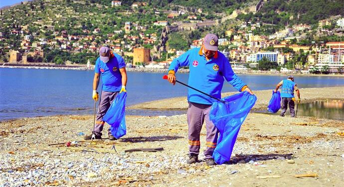 Alanya Belediyesi Temizlik ekibi 7/24 görevde