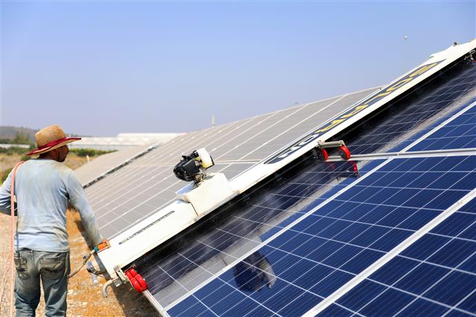 PANELLER TEMİZLENDİ GÜNEŞTEN ALINAN VERİMLİLİK %10 ARTTI