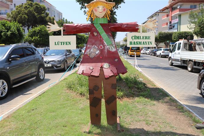 PARK VE BAHÇELER MÜDÜRLÜĞÜ ATATÜRK CADDESİ ÜZERİNDE SANATSAL DOKUNUŞLAR YAPIYOR