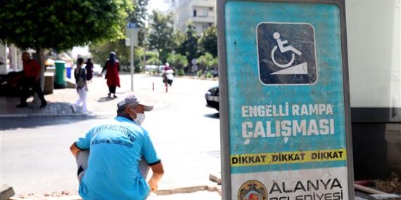 Alanya Belediyesi kaldırımdaki engelleri kaldırıyor