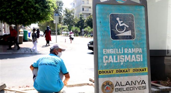 Alanya Belediyesi kaldırımdaki engelleri kaldırıyor