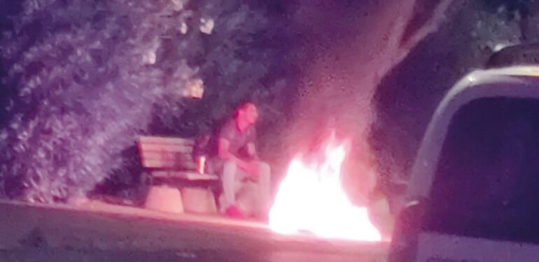 Valizini yaktı, sonra oturup izledi