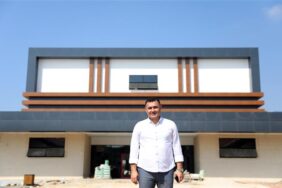 BAŞKAN YÜCEL SAHAYA İNDİ MÜJDEYİ VERDİ KONAKLI KÜLTÜR MERKEZİ YILBAŞINDA HİZMETE AÇILIYOR