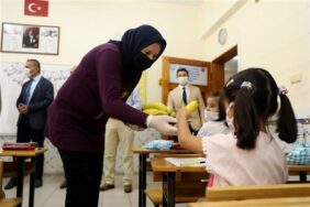 İLK DERS ZİLİNDE ÖĞRENCİLERE MUZ İKRAM EDİLDİ