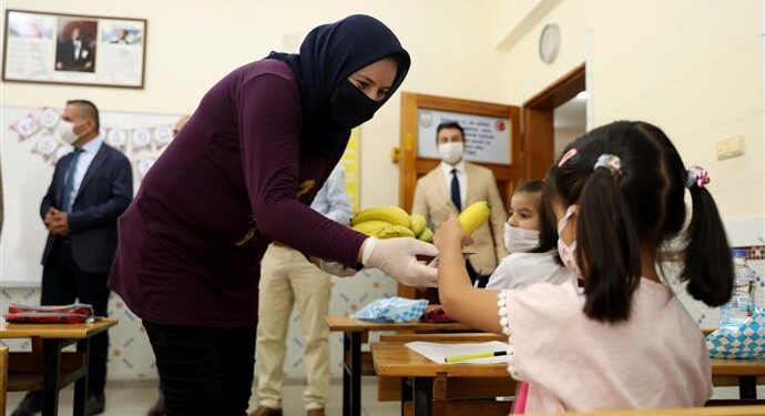 İLK DERS ZİLİNDE ÖĞRENCİLERE MUZ İKRAM EDİLDİ