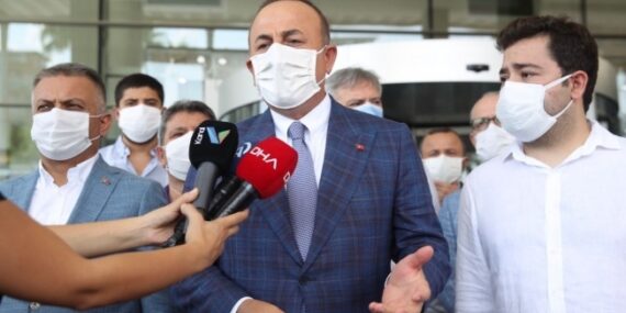 Çavuşoğlu, hastanede Başkan Böcek’i ziyaret etti