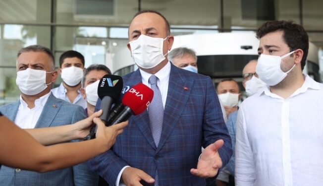 Çavuşoğlu, hastanede Başkan Böcek’i ziyaret etti