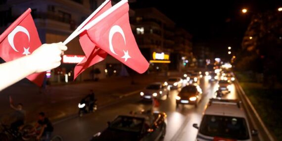 ALANYA BELEDİYESİ CUMHURİYET COŞKUSUNU EV VE SOKAKLARA TAŞIDI