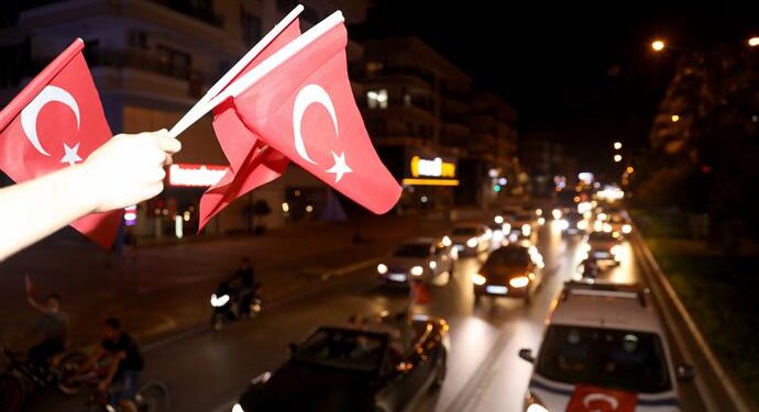 ALANYA BELEDİYESİ CUMHURİYET COŞKUSUNU EV VE SOKAKLARA TAŞIDI