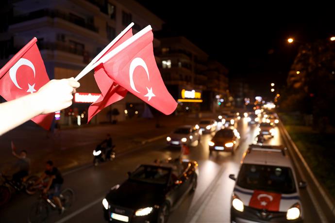ALANYA BELEDİYESİ CUMHURİYET COŞKUSUNU EV VE SOKAKLARA TAŞIDI