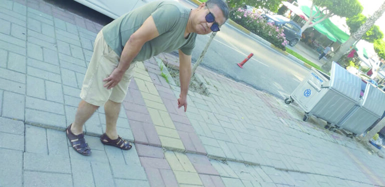 Kaldırımlar acilen yapılmalı!