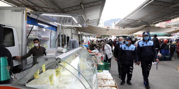 ALANYA BELEDİYE ZABITASI DÜKKAN VE PAZARLARDA DENETİM YAPTI