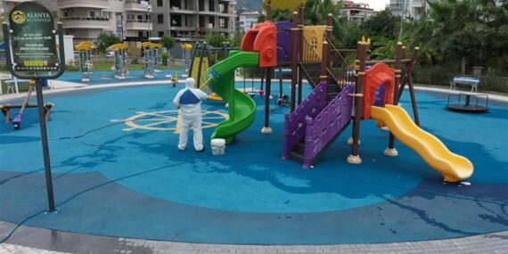 ALANYA BELEDİYESİ PARK VE MESİRE ALANLARINI DEZENFEKTE EDİYOR