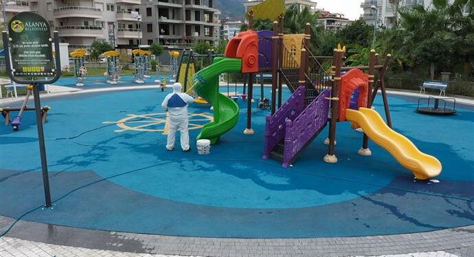 ALANYA BELEDİYESİ PARK VE MESİRE ALANLARINI DEZENFEKTE EDİYOR