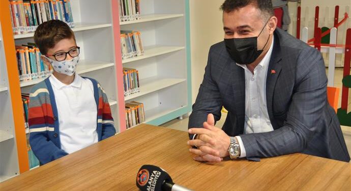 BAŞKAN YÜCEL KİTAP KURTLARINI AĞIRLADI