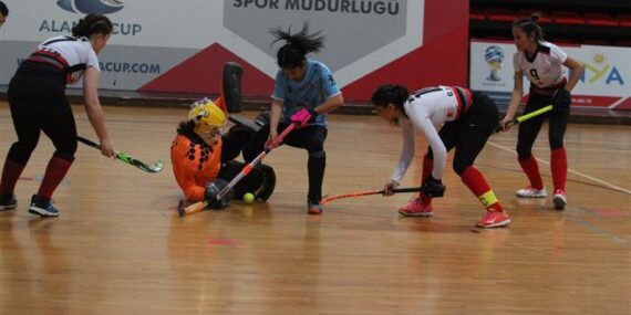 KADINLAR SALON HOKEYİ SÜPER LİG MÜSABAKALARI BAŞLADI