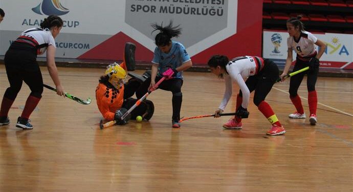 KADINLAR SALON HOKEYİ SÜPER LİG MÜSABAKALARI BAŞLADI