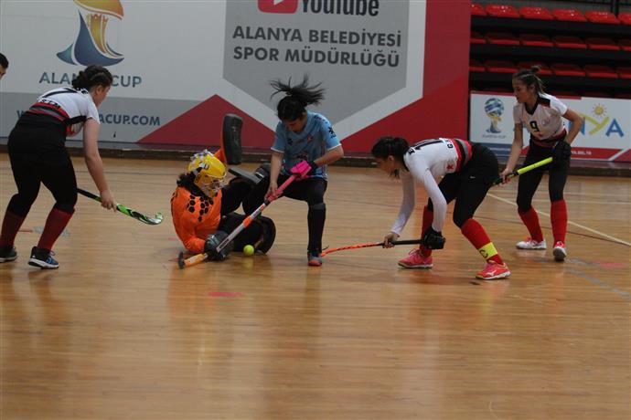 KADINLAR SALON HOKEYİ SÜPER LİG MÜSABAKALARI BAŞLADI