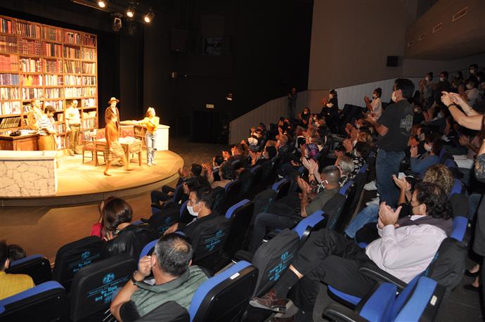 KİTAPLAR PRÖMİYER YAPTI