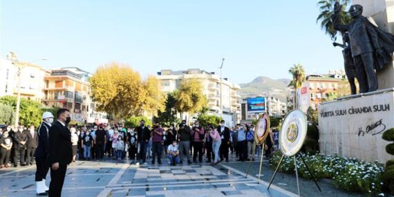 ULU ÖNDER ATATÜRK VEFATININ 82. YIL DÖNÜMÜNDE ÖZLEMLE ANILDI