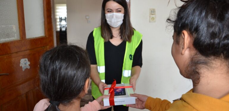 BŞB’den Alanya’daki öğrencilere tablet desteği