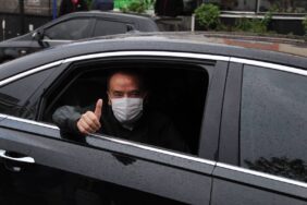 ANTALYA BÜYÜKŞEHİR BELEDİYE BAŞKANI MUHİTTİN BÖCEK GÖREVE BAŞLADI MASKELİ ŞEKİLDE MAKAM ARACINDAN GAZETECİLERİ SELAMLAYAN BAŞKAN BÖCEK, ÖNÜMÜZDEKİ GÜNLERDE TOPLANTI DÜZENLEYECEĞİNİ SÖYLEDİ