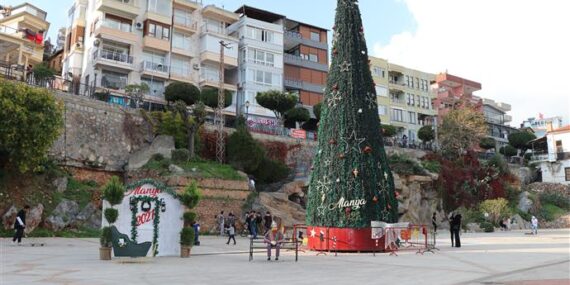 NOEL AĞACI İSKELE ŞELALE MEYDANINA YERLEŞTİRİLDİ