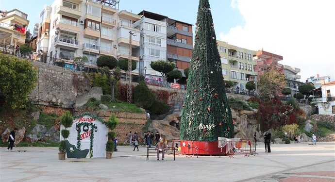 NOEL AĞACI İSKELE ŞELALE MEYDANINA YERLEŞTİRİLDİ
