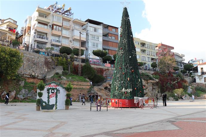 NOEL AĞACI İSKELE ŞELALE MEYDANINA YERLEŞTİRİLDİ