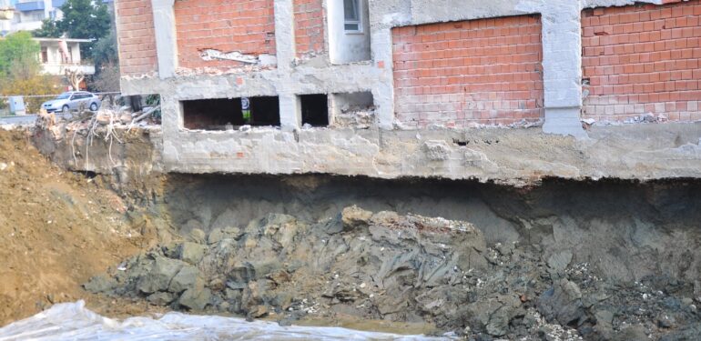 Mahmutlar’da yıkımdan sonra tehlike geldi..