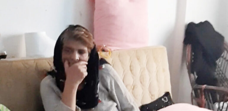 Köpeğinden ayrılmadı