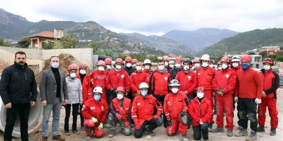 ALANYA BELEDİYESİ VE AKUT AFETLER İÇİN GÖNÜLLÜ EKİPLER YETİŞTİRİYOR