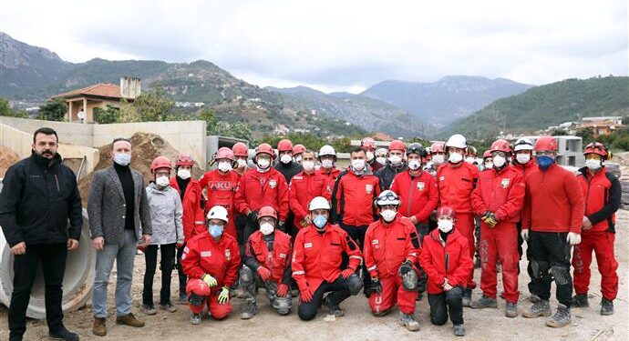 ALANYA BELEDİYESİ VE AKUT AFETLER İÇİN GÖNÜLLÜ EKİPLER YETİŞTİRİYOR