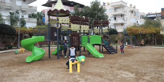 ÇOCUK PARKLARI BİR BİR YENİLENİYOR