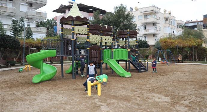 ÇOCUK PARKLARI BİR BİR YENİLENİYOR