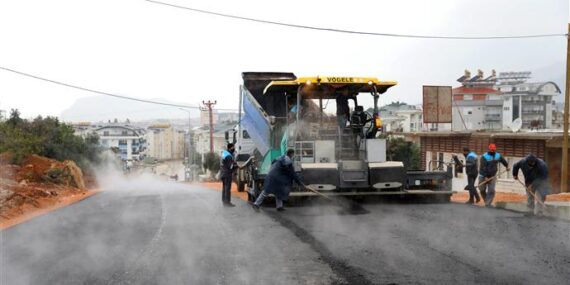 KARAKOCALI’DA BAĞLANTI KÖPRÜSÜNÜN SICAK ASFALT DÖKÜMÜ TAMAMLANDI