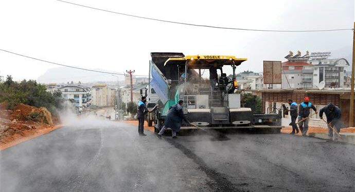 KARAKOCALI’DA BAĞLANTI KÖPRÜSÜNÜN SICAK ASFALT DÖKÜMÜ TAMAMLANDI