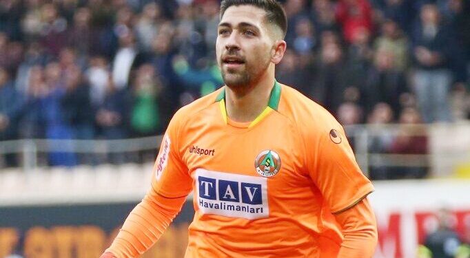 Bakasetas yuvadan uçtu