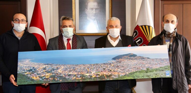 Gökçeoğlu’ndan Şahin’e anlamlı hediye